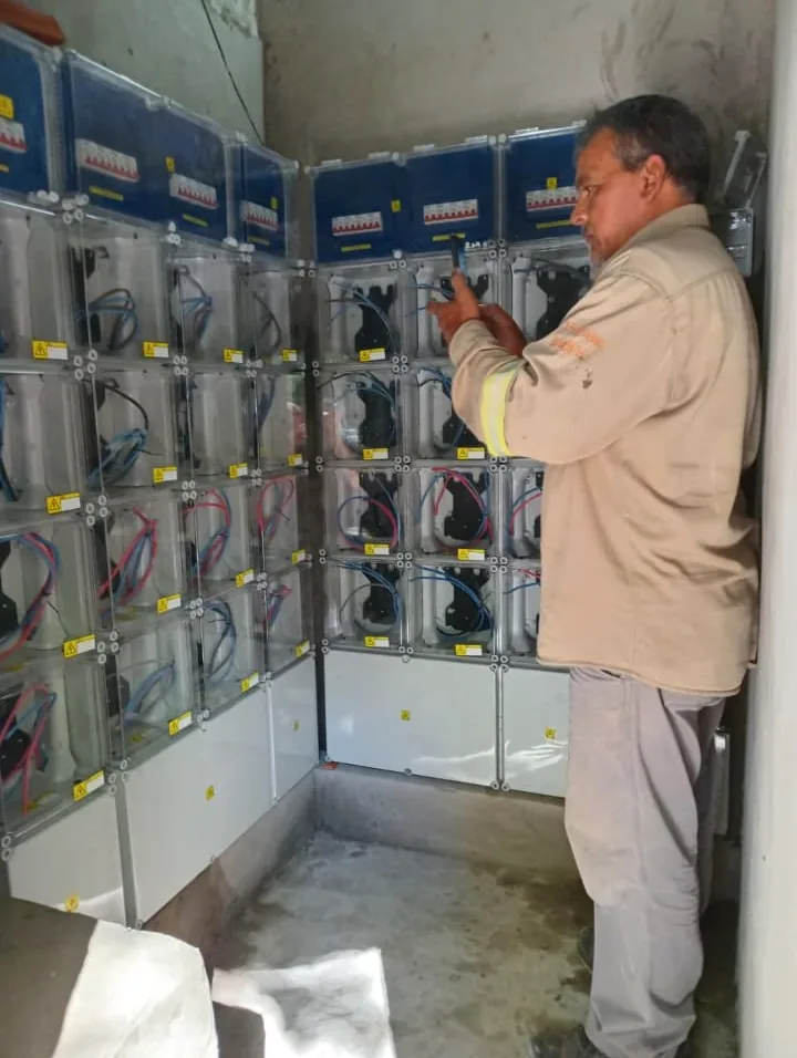 Gustavo Peralta, electricista matriculado, trabajando en gabinetes de medidores
