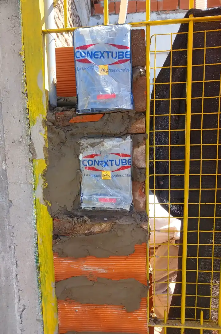 Cajas de medidor en pilar · Gustavo Peralta Electricista: Obra en construcción, lista para la conexión