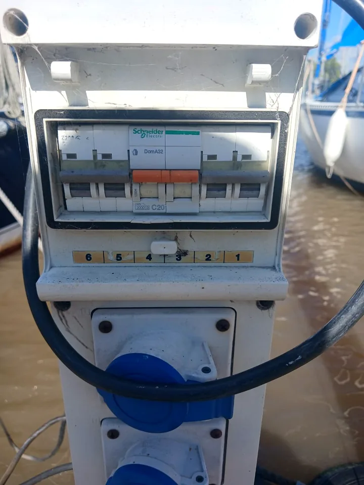 Tablero con protecciones · Gustavo Peralta Electricista: Térmicas y disyuntor en exterior